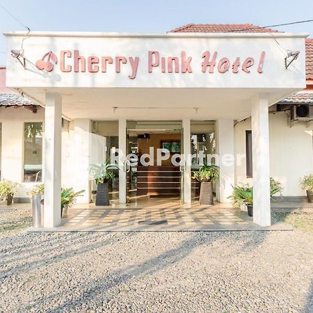 Cherry Pink Hotel Medan Mitra Reddoorz Exteriör bild
