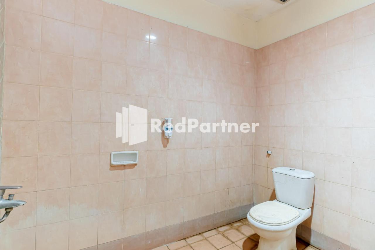 Cherry Pink Hotel Medan Mitra Reddoorz Exteriör bild