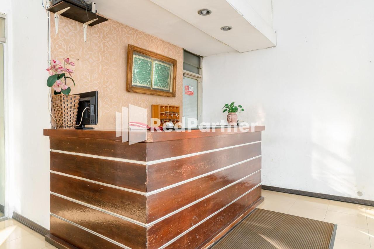 Cherry Pink Hotel Medan Mitra Reddoorz Exteriör bild