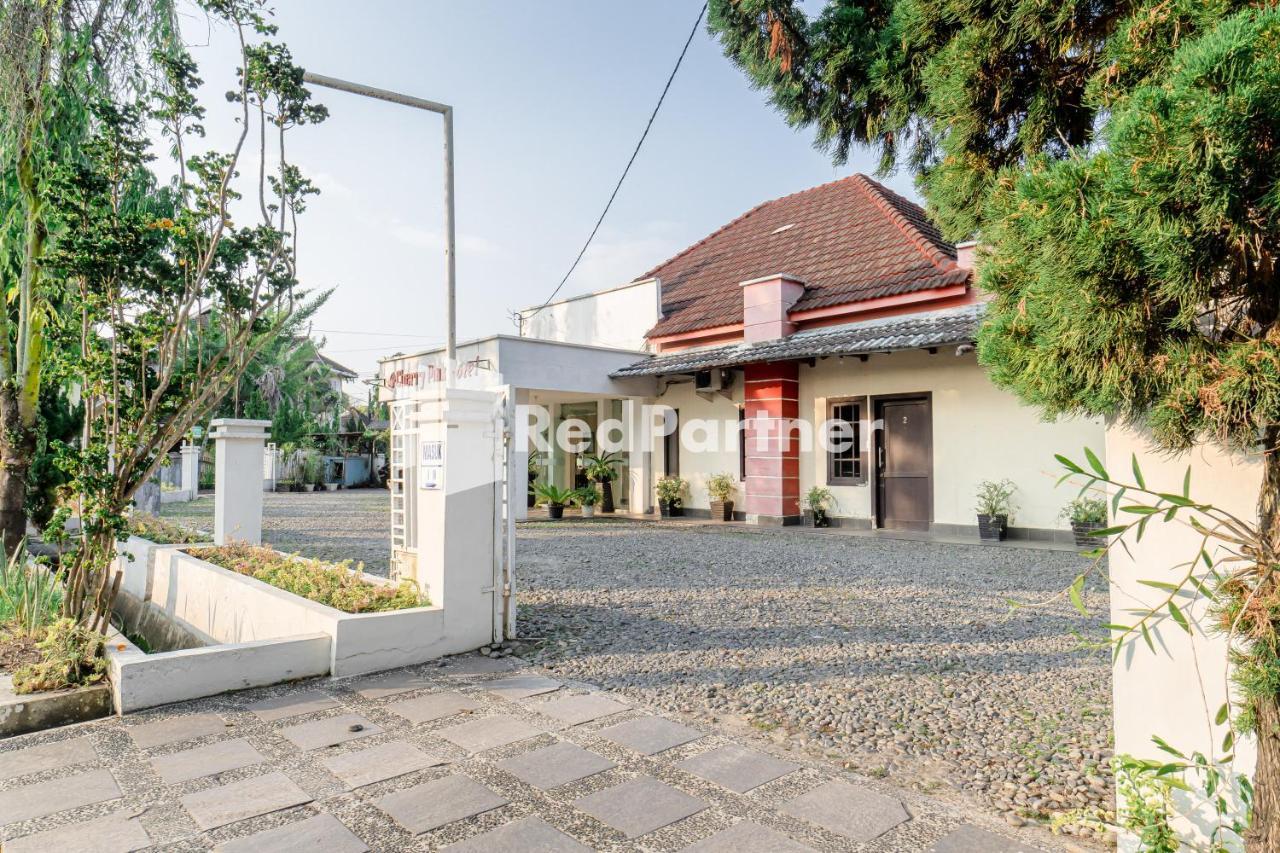 Cherry Pink Hotel Medan Mitra Reddoorz Exteriör bild