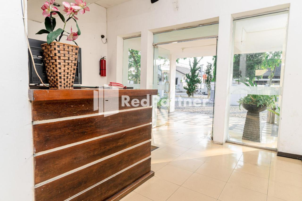 Cherry Pink Hotel Medan Mitra Reddoorz Exteriör bild
